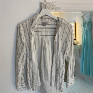 Skjorta från H&M - En skjorta från H&M i storlek 38