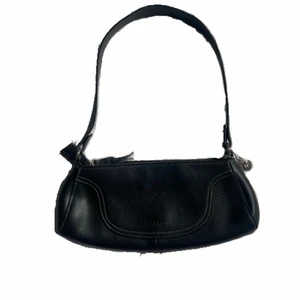 Handväska - Söt handväska från Esprit som är köpt på plick. Väskan är felfri förutom på dragkedjan (bild 3) men utöver det är den hel. Skriv för fler frågor💕