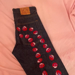 EVISU jeans - Evisu jeans köpta på plick som inte kommer till användning. De är för långa på mig som är 157 cm och sitter inte perfekt vid midjan då jag har strl 28 men det går lätt att fixa med skärp! Innerbenslängden är 83 cm!!ÄKTA!! lägger ut igen på g av oseriösa köpare