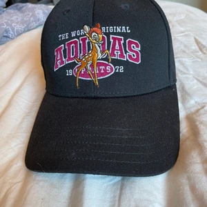 Adidas keps - Säljer en superfin adidas keps med Bambi på åt killen då han inte tycker att den passar honom. Den är helt ny med alla lappar kvar och aldrig använd. För mer bilder och info är det bara att höra av sig. 