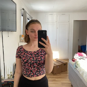 Kort t-shirt  - Blommigt tyg, köpt på secondhand men är i gott skick 