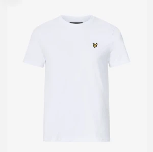Lyle & Scott t-shirt  - En fin vit t-shirt från Lyle & Scott, säljer då den inte kommer till användning. köptes för 299kr men säljer för 79kr, storlek S vilket motsvarar 36/38