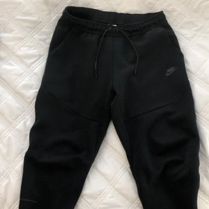 Tech fleece byxor- storlek L - Helt nya tech fleece byxor använd runt 5 gånger. storlek L förr män. Inga defekter och tvättade endas en gång. Säljer för ett bra pris då ny pris för byxorna är 1100kr hör av dig vid intresse. Pris går att diskuteras.