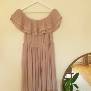 Rosa klänning, stl 40 - Gammelrosa midiklänning från H&M. Stl 40. Går att ha både offshoulder eller inte. Använd ett fåtal gånger. Frakt tillkommer. 