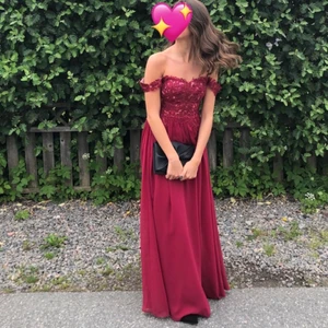 BALKLÄNNING - En fantastiskt fin balklänning i vinröd med vadderad byst, spets och en perfekt hög slits vid vänster ben! Klänningen är bekväm, hög kvalite och använd 1 gång. Knäpps med dragkedja i ryggen och sitter väldigt bra! Om du är intresserad av att köpa klänningen kan du får fler bilder, nypris : 1700kr 💕