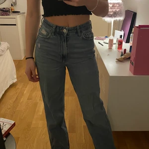 Jeans  - Ett par helt vanliga straight jeans från hm! Köpta för ca 1 år sen💗 slitningar i fickorna men annars hela.💗
