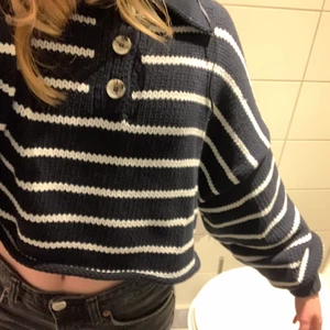 Randig zara tröja - Säljer denna tröja från zara då den inte kommer till andvändning längre. Storlek s men skulle kunna passa en xs och neråt🙃(Nypris 400) 