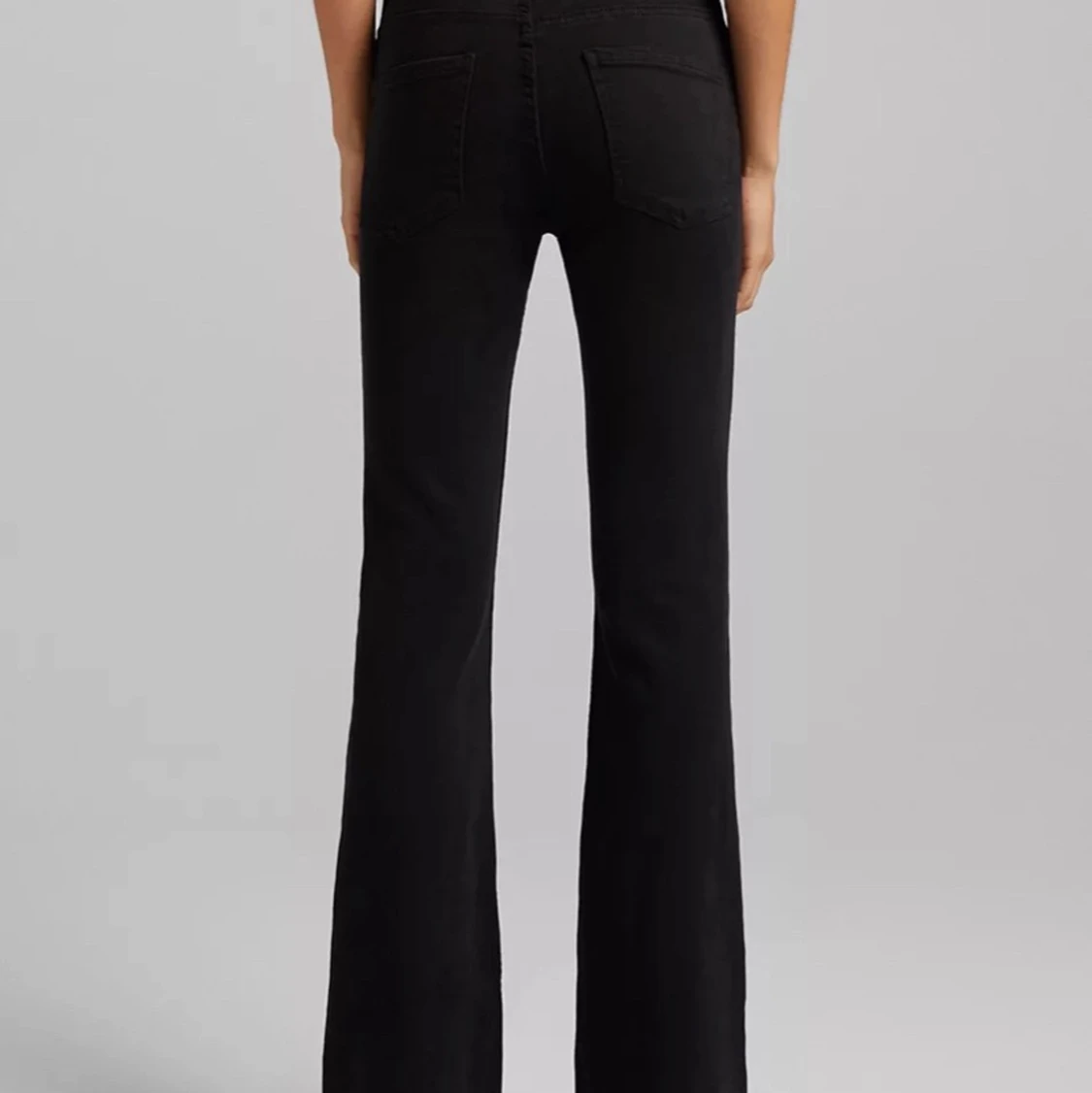 Snygga svarta lågmidjade boocut jeans - 91