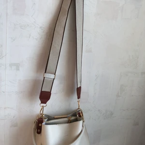 Väska - Säljer denna gulliga väskan pga av att den aldrig kommer till användning. Den har tre små fack som syns på bilden.Kan användas som både axelväska och handväska. Skriv till mig för fler bilder eller om det är något du undrar.💕🦋 190krkr med frakt