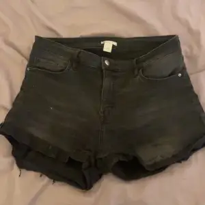 Snygga shorts från hm i strl 40. Använda en del men fortafarnde i väldigt ok skick! Säljs då dem inte längre används. Köpt för 199kr. Pris kan diskuteras.😇