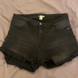 Hm svarta jeansshorts  - Snygga shorts från hm i strl 40. Använda en del men fortafarnde i väldigt ok skick! Säljs då dem inte längre används. Köpt för 199kr. Pris kan diskuteras.😇
