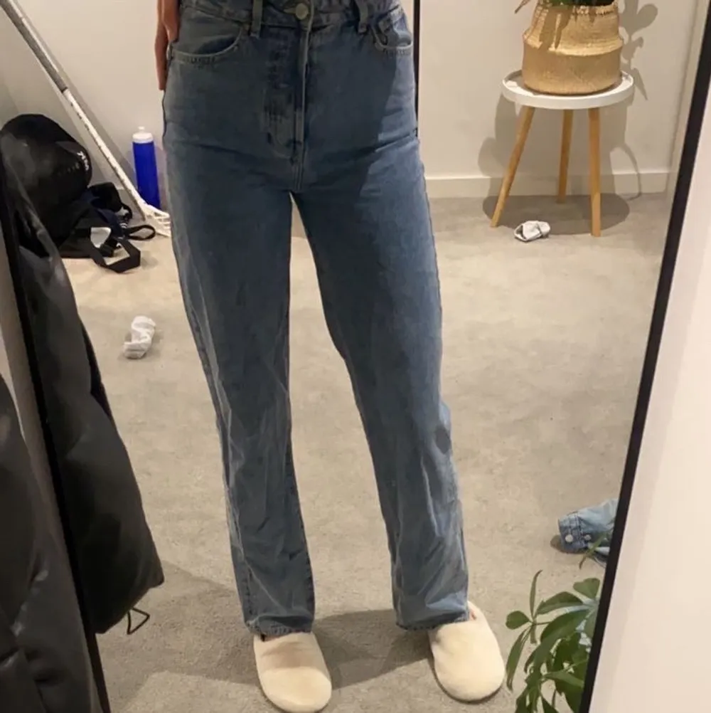 Blå jeans från bikbok, bra längd för mig som är 178, köparen står för frakten . Jeans & Byxor.