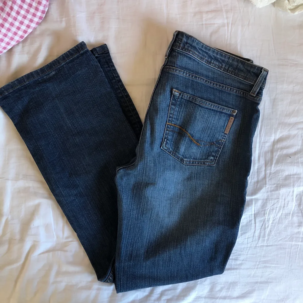 Bootcut jeans från twilfit i storlek 44 som tyvärr är för stora för mig med 40 i byxor. De har lite stretch i sig! Använt men bra skick förutom liite slitna längst ner som syns på bilderna💕 . Jeans & Byxor.