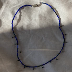 Mörkblått pärlhalsband  - Så fint mörkblått pärlhalsband