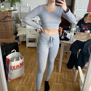 Grått sett i storlek S - Aldrig använt. Snöret på byxorna är tyvärr fake. Stretchigt i storlek S. 50 + frakt