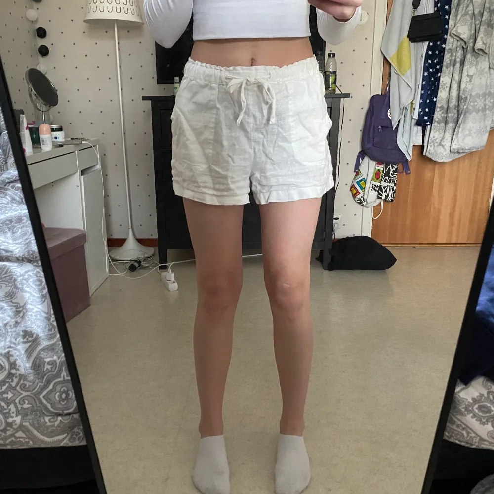 Ett par vita linnen short ifrån Cubus, knappt använda. Passar jättebra till sommaren, passar även en 36a. Ordinarie pris 250kr💓💕💕. Shorts.