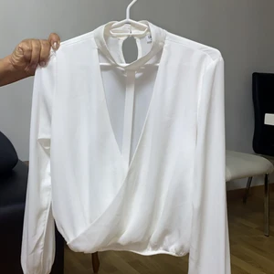 Tröja - Säljer min tina topp ifrån Fashionnova storlek S väldigt fin och materialet är skönt. Ordinarie pris 349kr men säljer den för 200kr säljer den pågrund av att den är för liten💕