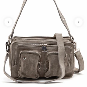 Nunoo Suede Bag - Grå mockaväska från Nunoo. 
