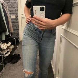 Jeans - Jeans med stretch, med slitning på ena knät samt under rumpan. 