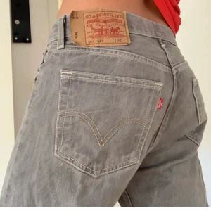 Lågmidjade Levi’s jeans - Funderar nu på att sälja mina lågmidjade Levi’s jeans, 501:or! Jag har köpt dem här på plick men har tyvärr inte använt dom så mycket, de är alltså i bra skick👌🏼 Jag är 160 cm och de är lite långa på mig💞(förstå två bilderna är lånade)  Bud på 400!