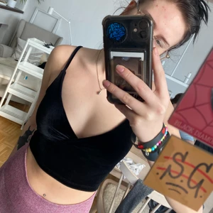 Svart topp i S - Nyskick! Svart liten söt topp som e lite glansig o mjuk! I storlek S. 20kr + frakt