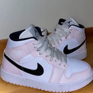 Jordan One - Säljer mina tvärfina Jordans då de aldrig kommer till användning. Använda max 5 gånger och är i superbra skick! Skosnörena är lite missfärgade men fixas enkelt med en tvätt. Köpta för 2300. Har kvar kartong och de är självklart äkta🤩 skriv för fler bilder. Priset kan diskuteras 