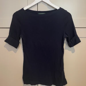 Topp från M Ralph Lauren - Marinblå t-shirt topp från Ralph Lauren, gott skick i st S