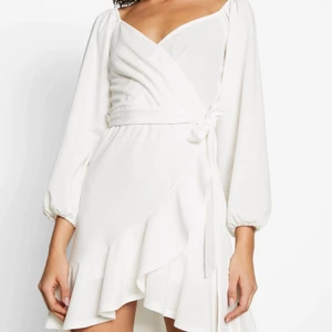 Studentklänning - Lovely frill dress nly by nelly, i nytt skick, orginalpris 500