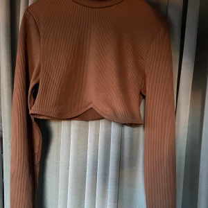 croppad cool brun tröja - strl m❤️‍🔥❤️‍🔥 frakt tillkommer!!