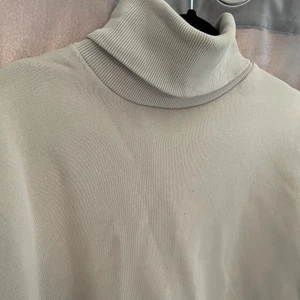 Tröja NLY TREND - En beige mysig tröja med hög krage från NLY TREND. Knappt använd. Köparen står för frakt.