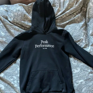 Peak performance hoddie  - En fin peak hoddie använd 2 gånger (alltså den är helt som ny) köparen står för frakten, endast sariösa köpare ❤️