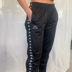 Kappa byxor med knappar - Använda ca 5 ggr. Modellen har normalt strl S på byxor.