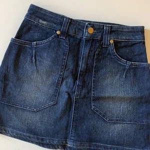 Jeanskjol - Stretchig Vintage jeanskjol i mkt bra skick! Högmidja. Midjemått 69cm Längd 36,5cm. Frakt tillkommer 🦕