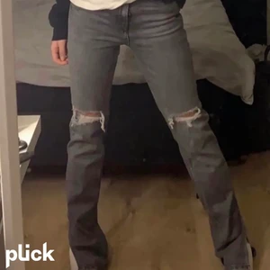 Zara jeans - Säljer dessa skit snygga zara jeansen som är i fint skick. (Inte mina bilder så skriv privat för fler)❤️ Byxorna är i stl 38 men passar mig som brukar va mellan 36-38