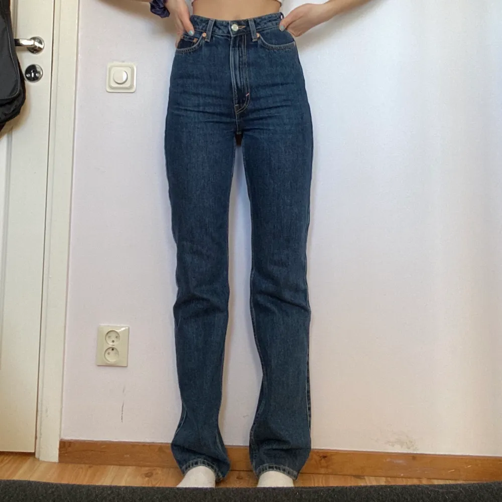 SÅ SNYGGA jeans från Weekday som tyvärr aldrig kommer till användning :((( Storlek 24/34 och passar perfekt i längden på mig som är 175. Skriv privat för fler frågor/bilder etc💓💓 INGEN BUDGIVNING så vill du ha dem för 300 är de dina direkt!!. Jeans & Byxor.
