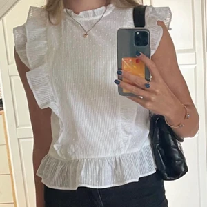 Topp - Säljer en super fin volang tröja nästan, med super mjukt material! Super gullig till sommaren:) högsta bud vinner startar från 140kr! Högsta bud 540