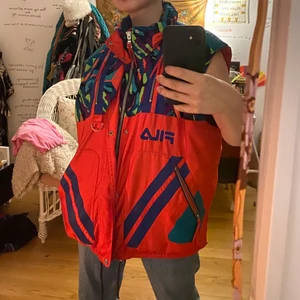 Fila-väst! :) - Skitcool väst från fila. Inköpt på humana, aldrig använd av mig ☺️☺️ perfekt till våren!