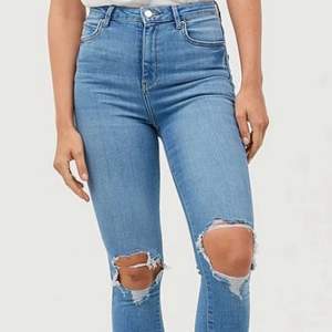 Blå håliga skinny jeans från Gina tricot i strl 34. Nypris 499kr, använda men bra skick och kvalitet.
