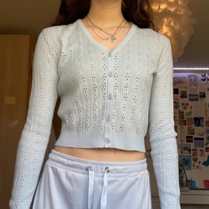 Brandy Melville topp - Söt brandy Melville top/kofta🥰 bra skick! Hör av dig vid frågor eller funderingar. Köparen står för frakt (45kr) 📦 