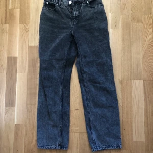Mörk gråa jeans från NA-KD - Mörkgråa jeans från NA-KD. De är straight leg och mid waist. Dock har dem ett litet håll som du ser på bilden man. Det syns inte när man bär byxorna men annars kan man sy ihop det förhand. Om du vill se hur dem sitter på fråga privat så skickar jag:).