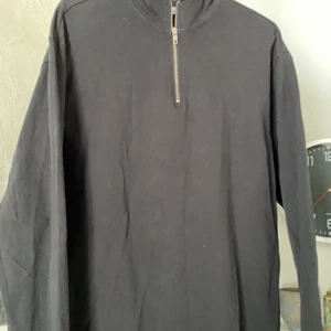 Half zip tröja - Säljer min svarta half zip tröja från weekday. Den är knappt använd då jag växte ur tröjan oväntat fort. Den är i prima skick.      Köparen står för frakten, dock om affären är smidig kan vi dela på frakten.