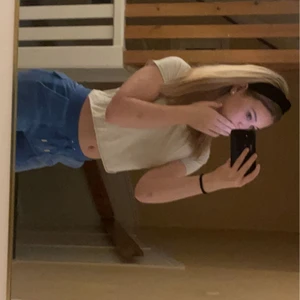 Blåa Juicy Couture byxor - Storlek Xs, nyskick, köptes vid nyår. Byxorna passar perfekt för mig som är 160cm. Den som lägger högst bud får dem.