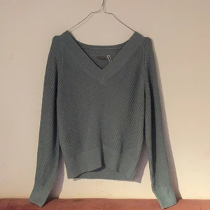  stickad/virkad tröja - En grön/turkos stickad tröja.                                               Säljer denna för har ingen användning för den!                  Men själv tycker jag att den är jätte fin!:)