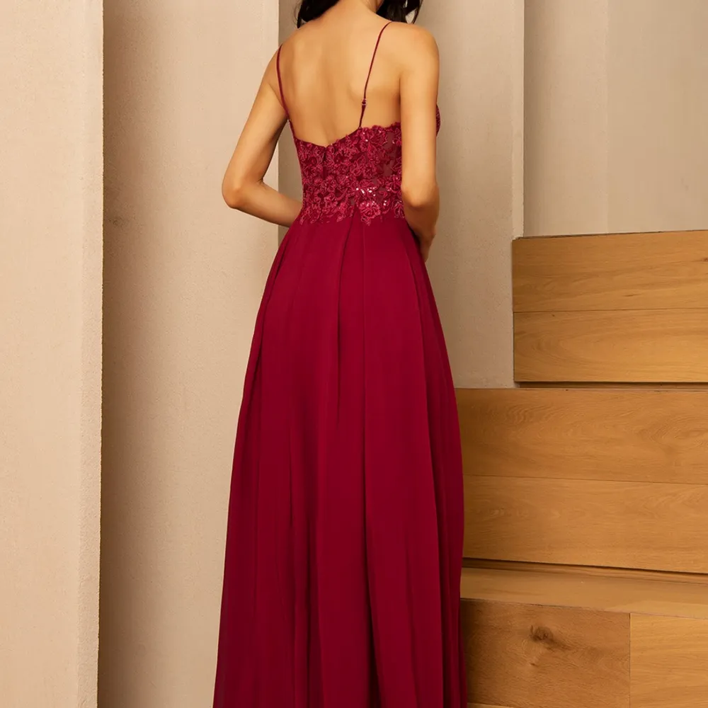 Röd balklänning i stl 36/38. Fick två och säljer därav en, jättefina med slits och justerbara axelband. Klänningar.