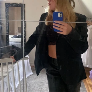 Blazer Zara - INTRESSEKOLL! På denna blazer/kavaj från Zara! Köpt second men knappt använd av mig! Så den är i topp skick skulle jag säga. 😚
