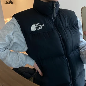 The North Face väst  - Säljer denna älskade västen i toppskick, nästintill som sprillans ny! Den är storlek M i mänsstorlek så den är därför lite oversized, skulle säga som en L för kvinnor. Inga tecken på användning, slitage eller fläckar finns! Exklusive frakt 💕😇