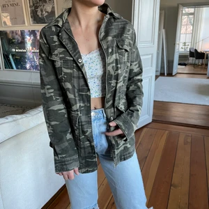 Grön camouflage jacka - Jättecool jacka som är köpt på asos för rätt längesedan. Sällan använd.