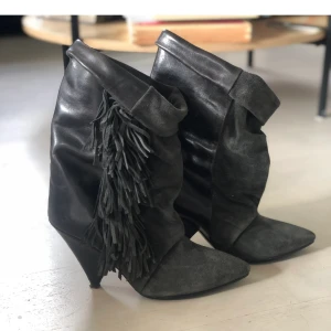 Isabel marant stövlar stl 37 - Sjukt snygga stövlar från isabell marant i samarbetet med HM. Älskar dessa men köpte en storlek för liten så säljer dem istället för att de ska stå och damma