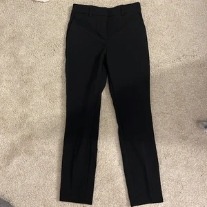 Svarta kostymbyxor i storlek 34 - Jag säljer mina superfina kostymbyxor då dom är för små för mig. Använda ett par få gånger❤️