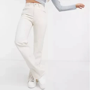 Pull and Beer jeans med slits - Säljer mina skitsnygga pull and beer jeans med slits som blivit för stora för mig nu. Dom är i storlek 42 men hade sjökv storlek 38 på alla mina andra byxor när ja använde dom så välldigt små i storleken 38-40. Skriv för mer bilder